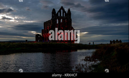 Ottobre 24, 2017 - Whitby, North Yorkshire, Regno Unito - Whitby Abbey il luogo di nascita di Bram Stoker accesa per Halloween. (Credito Immagine: © Charlotte Graham via ZUMA filo) Foto Stock