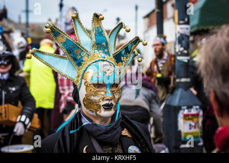 Penzance, Cornwall, Regno Unito. Il 21 dicembre 2017. L'annuale Festival Montol tradizionalmente celebrato il solstizio d'inverno e Festa di Tommaso apostolo. Mentite spoglie dancing, passeggiando tra le bande e i coloratissimi costumi tutti accompagnati da musica dal vivo come la processione si insinua anche se le strade di Penzance. Credito: Gordon Scammell/Alamy Live News Foto Stock