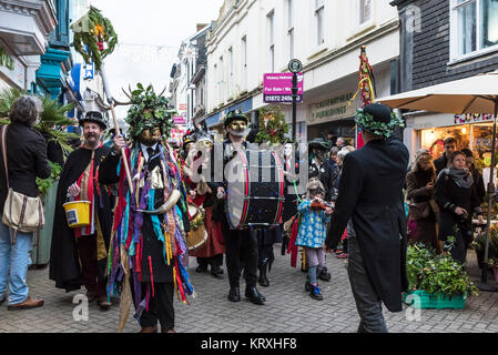 Penzance, Cornwall, Regno Unito. Il 21 dicembre 2017. L'annuale Festival Montol tradizionalmente celebrato il solstizio d'inverno e Festa di Tommaso apostolo. Mentite spoglie dancing, passeggiando tra le bande e i coloratissimi costumi tutti accompagnati da musica dal vivo come la processione si insinua anche se le strade di Penzance. Credito: Gordon Scammell/Alamy Live News Foto Stock