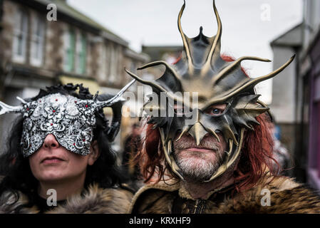 Penzance, Cornwall, Regno Unito. Il 21 dicembre 2017. L'annuale Festival Montol tradizionalmente celebrato il solstizio d'inverno e Festa di Tommaso apostolo. Mascherare i partecipanti a prepararsi per il pretesto dancing. Passeggiando tra le bande e i coloratissimi costumi tutti accompagnati da musica dal vivo come la processione si insinua anche se le strade di Penzance. Credito: Gordon Scammell/Alamy Live News Foto Stock