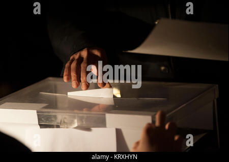 Barcellona, Spagna. 21nd Dec, 2017. Un uomo esercita il suo diritto di voto presso l'Università di Barcellona. I catalani sono la scelta di nuovi responsabili politici in un altamente controversa elezione chiamato dalle autorità centrali per sedare una offerta separatista in Spagna la regione nord-orientale. Credito: Charlie Perez/Alamy Live News Foto Stock