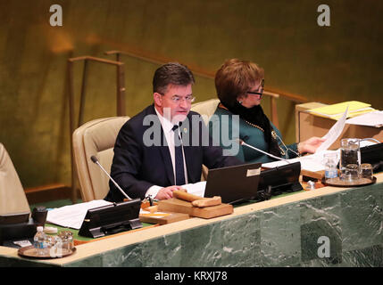 (171221) -- NAZIONI UNITE, 21 dicembre 2017 (Xinhua) -- Miroslav Lajcak (L), Presidente della 72esima Assemblea generale delle Nazioni Unite, presiede un Assemblea generale delle Nazioni Unite di emergenza rare sessione speciale sullo status di Gerusalemme presso la sede delle Nazioni Unite a New York, il 21 dicembre, 2017. L'Assemblea generale di giovedì ha adottato una risoluzione sullo status di Gerusalemme che renderanno U.S. Presidente Donald Trump per la decisione di riconoscere Gerusalemme come capitale di Israele non hanno alcun effetto giuridico. (Xinhua/Wang Ying) Foto Stock