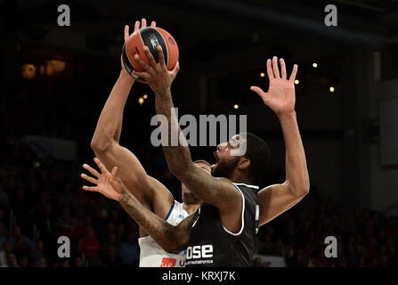 Bamberg, Germania. Xxi Dec, 2017. Basket: Eurolega, Brose Bamberg vs Real Madrid, girone principale, quattordicesimo giorno della partita a Brose Arena di Bamberg, Germania, 21 dicembre 2017. Bamberg's Dorell Wright (anteriore) combatte per la palla contro il Real Madrid è Walter Tavares. Credito: Nicolas Armer/dpa/Alamy Live News Foto Stock