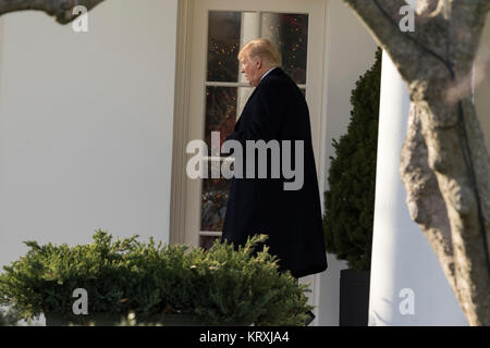 Il Presidente degli Stati Uniti, Trump esce dall'Ufficio ovale come egli si prepara a bordo uno Marino sul prato Sud della Casa Bianca di viaggiare per soddisfare con feriti i membri del servizio a Walter Reed Ospedale Militare di Washington, DC, Dicembre 21st, 2017. Credito: Alex Edelman/CNP /MediaPunch Foto Stock