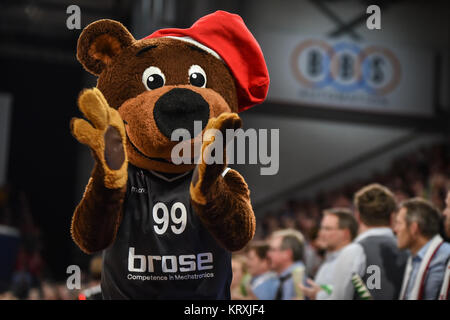 Bamberg, Germania. Xxi Dec, 2017. Basket - Eurolega - Brose Bamberg vs Real Madrid - Immagine: Brose Bamberg la mascotte, Freaky l'Orso Credito: Ryan Evans /Alamy Live News Foto Stock