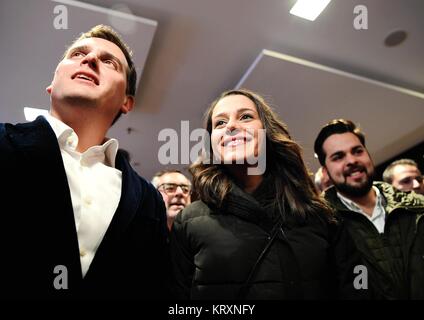 Barcellona, Spagna. Xxi Dec, 2017. Il candidato del partito Ciudadanos Ines Arrimadas (R F) e Presidente del partito Ciudadanos Alberto Rivera (L) incontrano i media dopo il risultato delle elezioni è uscito in Barcellona, Spagna, 21 dicembre 2017. Il pro-unity catalano Ciudadanos party (Cs) ha vinto la maggior parte dei voti con il 25 per cento nello snap elezioni regionali giovedì con il 99,5 per cento dei voti contati. Credito: Guo Qiuda/Xinhua/Alamy Live News Foto Stock