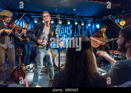 Dublino, Dublino, Irlanda. Xviii Dicembre, 2017. Irish Folk Gruppo, Hudson Taylor eseguire in Whelans su Wexford Street. Credito: Ben Ryan/SOPA/ZUMA filo/Alamy Live News Foto Stock