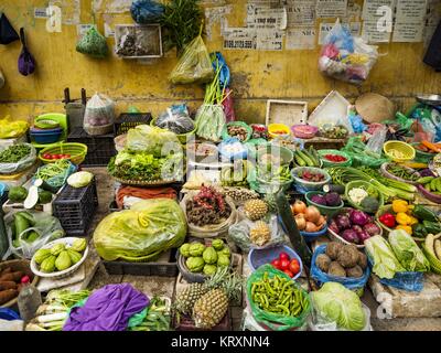 Hanoi, Hanoi, Vietnam. 22 Dic, 2017. Frutta e verdura stand per la strada del quartiere antico di Hanoi. Il vecchio quartiere è il cuore di Hanoi, con strade strette e molti piccoli negozi ma è in corso di ''gentrified'' a causa del turismo e alcuni dei negozi sono trasformate in alberghi e caffè per i turisti e per i ricchi vietnamita. Credit: Jack Kurtz/ZUMA filo/Alamy Live News Foto Stock