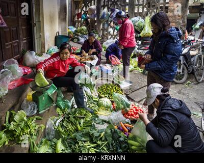 Hanoi, Hanoi, Vietnam. 22 Dic, 2017. Frutta e verdura stand per la strada del quartiere antico di Hanoi. Il vecchio quartiere è il cuore di Hanoi, con strade strette e molti piccoli negozi ma è in corso di ''gentrified'' a causa del turismo e alcuni dei negozi sono trasformate in alberghi e caffè per i turisti e per i ricchi vietnamita. Credit: Jack Kurtz/ZUMA filo/Alamy Live News Foto Stock