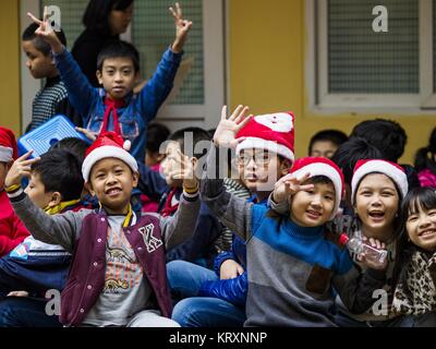 Hanoi, Hanoi, Vietnam. 22 Dic, 2017. I bambini di una scuola festa di Natale nel quartiere vecchio di Hanoi. Il vecchio quartiere è il cuore di Hanoi, con strade strette e molti piccoli negozi ma è in corso di ''gentrified'' a causa del turismo e alcuni dei negozi sono trasformate in alberghi e caffè per i turisti e per i ricchi vietnamita. Credit: Jack Kurtz/ZUMA filo/Alamy Live News Foto Stock