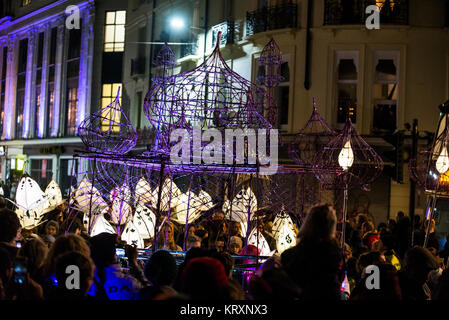 Brighton, Inghilterra, Regno Unito. Xxi Dec, 2017. Brighton, East Sussex. Il 21 dicembre 2017. La masterizzazione degli orologi parade. L evento è organizzato dalla community arts organizzazione stesso cielo, segna il giorno più corto dell'anno, il solstizio d'inverno. La Parade, con centinaia di partecipanti ciascuno con lampioncini illuminati, passa attraverso le strade del centro di Brighton e culmina con un fuoco sul lungomare. Credito: Francesca Moore/Alamy Live News Foto Stock