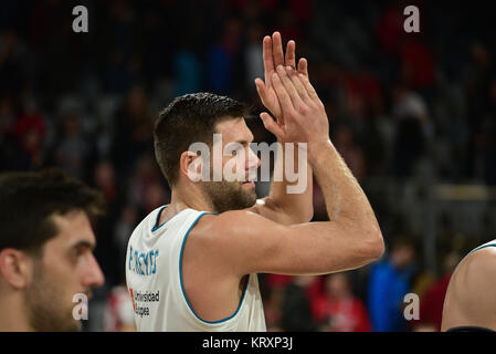 Bamberg, Germania. Xxi Dec, 2017. Basket: Eurolega, Brose Bamberg vs Real Madrid, girone principale, quattordicesimo giorno della partita a Brose Arena di Bamberg, Germania, 21 dicembre 2017. Il Real Madrid di Felipe Reyes celebra la vittoria del suo compagno di squadra. Bamberg perso contro Madrid dal 66:81 Credito: Nicolas Armer/dpa/Alamy Live News Foto Stock