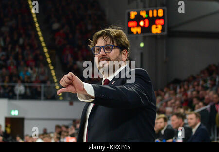 Bamberg, Germania. Xxi Dec, 2017. Basket: Eurolega, Brose Bamberg vs Real Madrid, girone principale, quattordicesimo giorno della partita a Brose Arena di Bamberg, Germania, 21 dicembre 2017. Bamberg trainer di Andrea Trinchieri gesticulates. Bamberg perso contro Madrid dal 66:81. Credito: Nicolas Armer/dpa/Alamy Live News Foto Stock