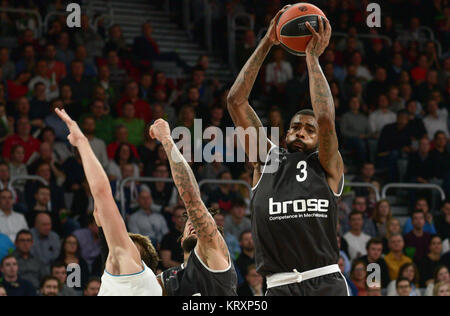 Bamberg, Germania. Xxi Dec, 2017. Basket: Eurolega, Brose Bamberg vs Real Madrid, girone principale, quattordicesimo giorno della partita a Brose Arena di Bamberg, Germania, 21 dicembre 2017. Bamberg's Dorell Wright (R) ottiene un rimbalzo. Bamberg perso contro Madrid dal 66:81. Credito: Nicolas Armer/dpa/Alamy Live News Foto Stock