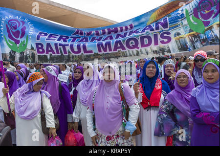 Kuala Lumpur, Malesia. 22 Dic, 2017. Malaysian muslilm donne tenere picchetti durante una solidarietà in Putrajaya moschea, Malaysia sul dicembre 22, 2017. Centinaia di persone si stanno radunando in Putrajaya moschea over Washington's controverso spostare a riconoscere Gerusalemme come capitale di Israele. Credito: Chris Jung/ZUMA filo/Alamy Live News Foto Stock