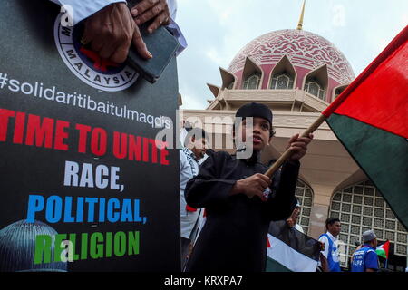 KUALA LUMPUR, Malesia - 22 dicembre: Bambini tenere una bandiera palestinese durante la solidarietà salva Baitulmaqdis (Gerusalemme) al di fuori di Kuala Lumpur il 22 dicembre 2017. Migliaia di i musulmani malaysiani si sono riuniti per protestare contro gli Stati Uniti Presidente Donald Trump's annuncio che gli Stati Uniti sarebbero in grado di riconoscere Gerusalemme come capitale di Israele dopo la preghiera del venerdì. Credito: Samsul detto/AFLO/Alamy Live News Foto Stock