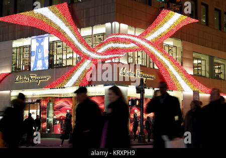 New York, Stati Uniti d'America. Xxi Dec, 2017. Le persone andare a fare shopping su Manhattan Fifth Avenue, New York City, Stati Uniti, il 21 dicembre, 2017. Credito: Wang Ying/Xinhua/Alamy Live News Foto Stock