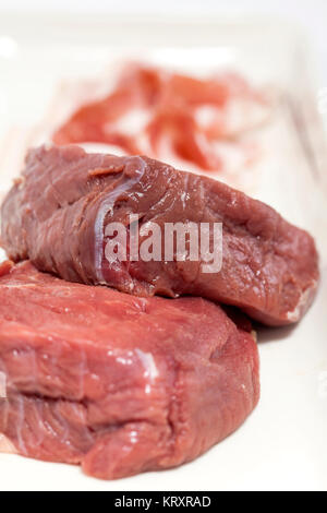 Il filet mignon preparazione : materie medaglioni di filetto di manzo e di pancetta di maiale Foto Stock