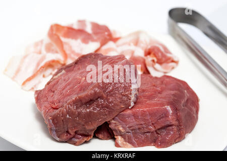 Il filet mignon preparazione : materie medaglioni di filetto di manzo e di pancetta di maiale Foto Stock