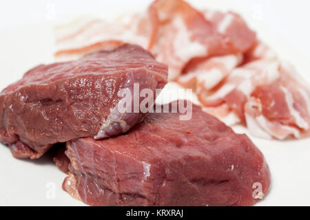 Il filet mignon preparazione : materie medaglioni di filetto di manzo e di pancetta di maiale Foto Stock