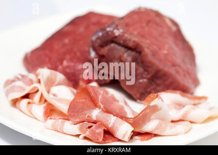 Il filet mignon preparazione : materie medaglioni di filetto di manzo e di pancetta di maiale Foto Stock