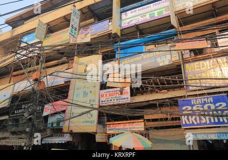 Gli edifici di vecchia costruzione con business annuncio nella Vecchia Delhi Downtown area in India. Foto Stock