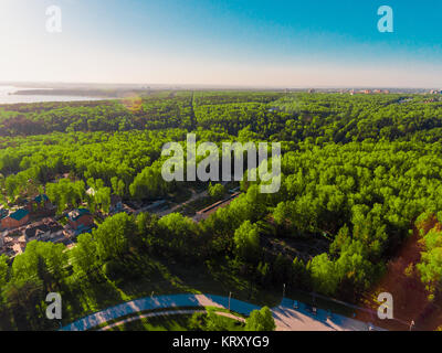 Panorama vista aerea shot sul villaggio bungalow in foresta, sobborgo, villaggio. Foto Stock