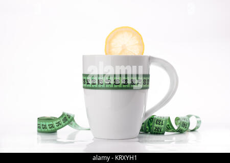 Misurare e limone in tazza bianca Foto Stock