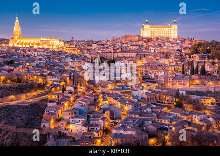 Panorama di Toledo sul tramonto e al crepuscolo in Spagna, Europa Foto Stock