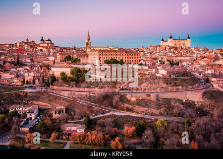 Panorama di Toledo sul tramonto e al crepuscolo in Spagna, Europa Foto Stock