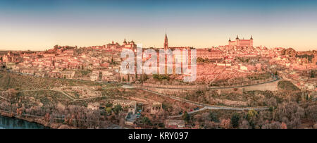 Panorama di Toledo sul tramonto e al crepuscolo in Spagna, Europa Foto Stock