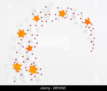 Stelle e fiocchi di neve su uno sfondo bianco. Natale, inverno, anno nuovo concetto. Vista dall'alto. Foto Stock