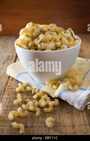 Close up di un italiano con insalata di pasta Foto Stock