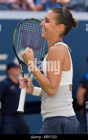 NEW YORK, NY - 12 settembre: Flavia PENNETTA di Italia sconfitte Roberta Vinci di Italia durante il loro singolare femminile partita finale del giorno tredici del 2015 US Open al USTA Billie Jean King National Tennis Center il 12 settembre 2015 nel quartiere di lavaggio del Queens borough di New York City. Persone: Flavia PENNETTA Foto Stock