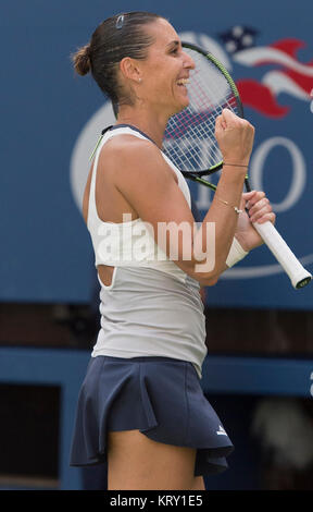 NEW YORK, NY - 12 settembre: Flavia PENNETTA di Italia sconfitte Roberta Vinci di Italia durante il loro singolare femminile partita finale del giorno tredici del 2015 US Open al USTA Billie Jean King National Tennis Center il 12 settembre 2015 nel quartiere di lavaggio del Queens borough di New York City. Persone: Flavia PENNETTA Foto Stock