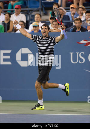 NEW YORK, NY - 04 settembre: Jeremy Chardy il giorno cinque del 2015 US Open al USTA Billie Jean King National Tennis Center il 4 settembre 2015 nel quartiere di lavaggio del Queens borough di New York City. Persone: Jeremy Chardy Foto Stock