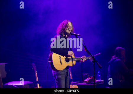 Il cantante americana, cantautore e chitarrista Chris Cornell esegue un concerto dal vivo al Folketeatret in Oslo. Chris Cornell è anche conosciuto come il cantante della band americana Soundgarden e Audioslave. Norvegia, 31/03 2016. Foto Stock