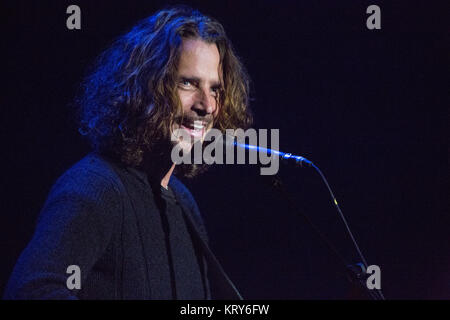 Il cantante americana, cantautore e chitarrista Chris Cornell esegue un concerto dal vivo al Folketeatret in Oslo. Chris Cornell è anche conosciuto come il cantante della band americana Soundgarden e Audioslave. Norvegia, 31/03 2016. Foto Stock