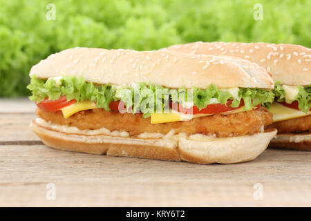 Chickenburger Hühnchen pollo Burger Hamburger frischer Käse Tomaten Salat Snack ungesund Foto Stock