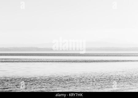 Minimalista, visualizzazione grafica del lago Trasimeno (Umbria), con strisce di diverse sfumature e una totalmente vuota sky Foto Stock