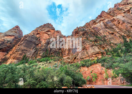 Scogliere nel Parco Nazionale di Zion Foto Stock