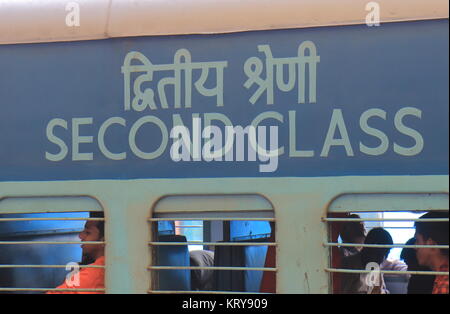 Le persone si spostano dalle ferrovie indiano di seconda classe il treno a Nuova Delhi stazione ferroviaria di New Delhi India Foto Stock