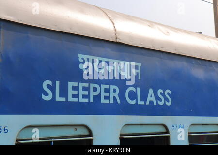 Ferrovie indiano classe cuccetta treno segno a Nuova Delhi stazione ferroviaria di New Delhi India Foto Stock