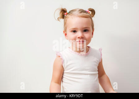 Poco adorabile bambina ridere isolati su sfondo bianco Foto Stock