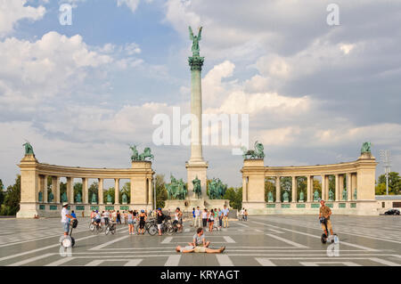 I turisti alla Piazza degli Eroi di fronte al monumento del millennio - Budapest, Ungheria Foto Stock