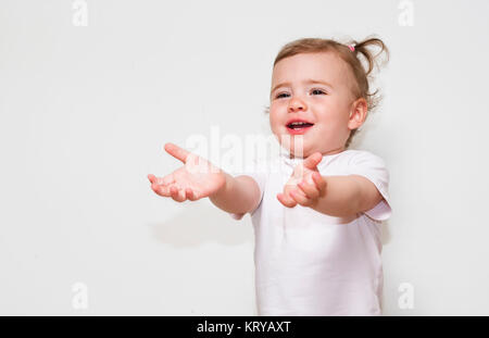 Adorabile bambina ridere isolati su sfondo bianco Foto Stock