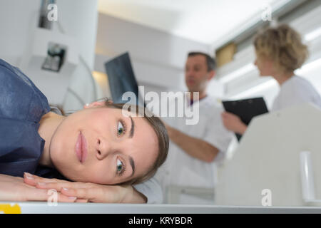 Donna pronta per MRI Foto Stock