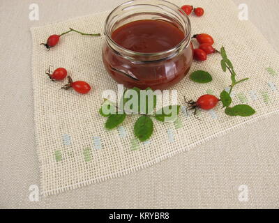 marmellata fatta in casa di roseip nel vaso Foto Stock