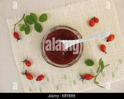 marmellata fatta in casa di roseip nel vaso Foto Stock