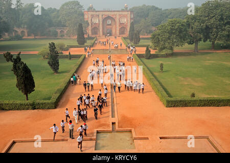 DELHI, India - 23 novembre 2015: Visitatori all'entrata del centro storico Humayuns tomb e giardino - un sito patrimonio mondiale dell'UNESCO Foto Stock